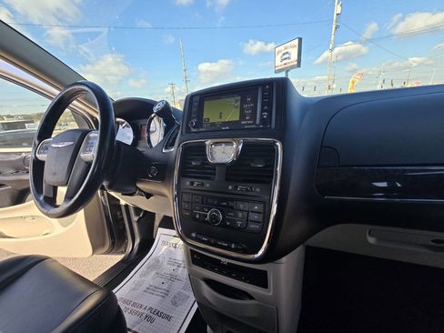 Used 2014 Chrysler Town & Country Touring-L w/ Driver Convenience Group image 58