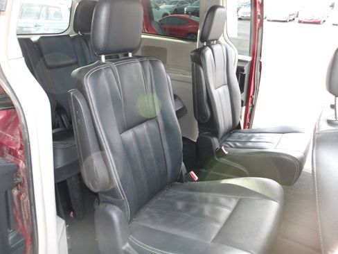 Used 2016 Chrysler Town & Country Touring image 13