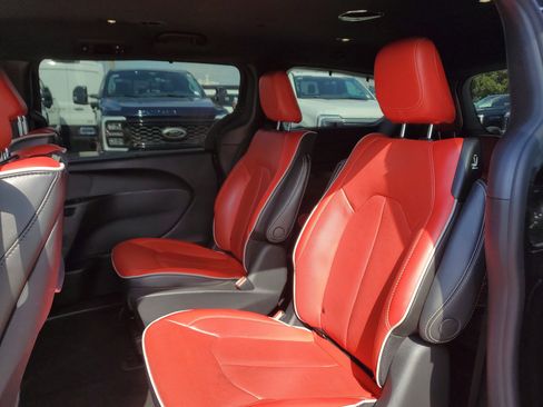 Used 2021 Chrysler Pacifica Limited w/ Uconnect Theater Family Group image 14