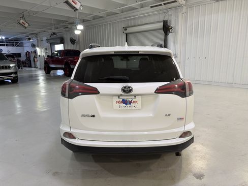 Used 2018 Toyota RAV4 LE image 4