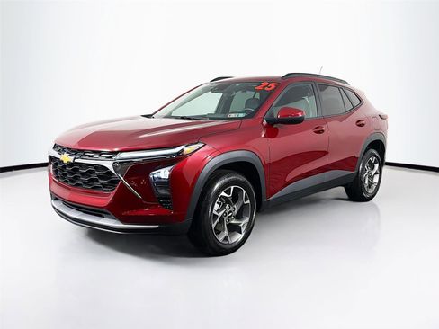 Used 2025 Chevrolet Trax LT w/ LT Convenience Package image 3