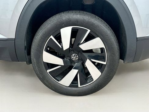 Used 2025 Volkswagen Atlas Cross Sport SE image 11