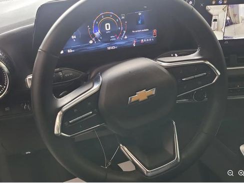 Used 2025 Chevrolet Equinox LT w/ Safety and Technology Package image 7