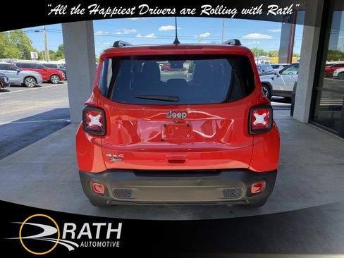 Used 2023 Jeep Renegade Latitude w/ Premium Group AWD/4WD image 7