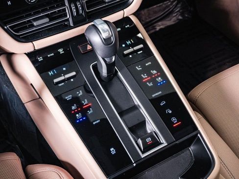 Certified 2025 Porsche Macan image 23