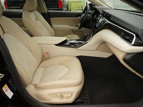 Used 2018 Toyota Camry XLE FWD image 19