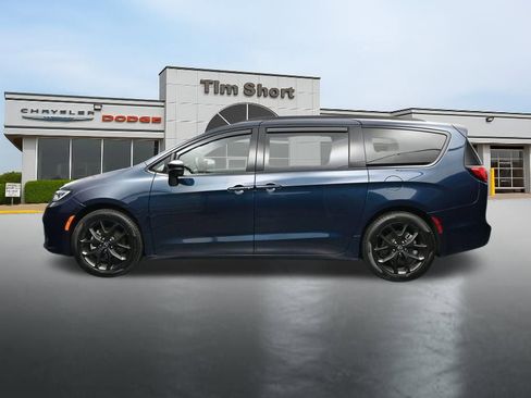 Used 2025 Chrysler Pacifica Limited FWD image 2