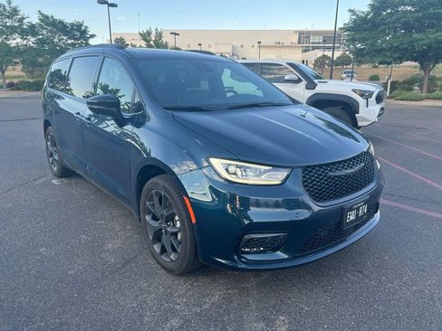 Used 2025 Chrysler Pacifica Limited AWD/4WD image 2