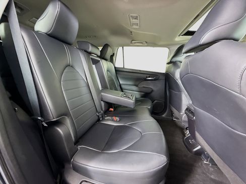 Used 2023 Toyota Highlander XLE AWD/4WD image 28