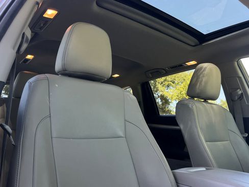 Used 2019 Toyota Highlander XLE FWD image 18