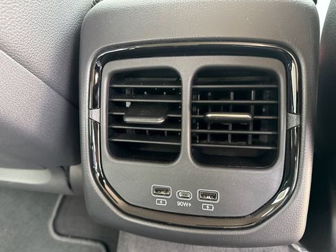New 2025 VinFast VF 8 Eco AWD/4WD image 15