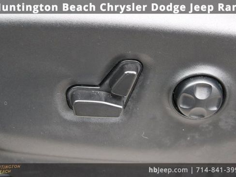 Used 2023 Chrysler Pacifica Touring-L image 29