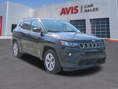 Used 2025 Jeep Compass Latitude w/ Sun & Sound Group AWD/4WD image 3