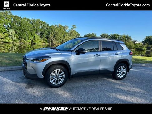 Used 2025 Toyota Corolla Cross LE image 1