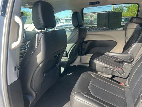 Used 2024 Chrysler Pacifica Touring-L image 32