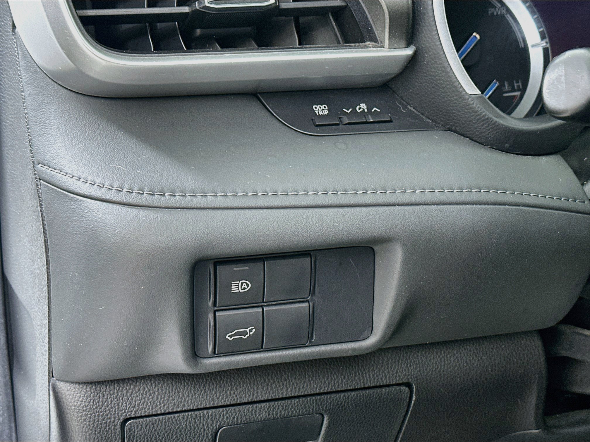 Used 2021 Toyota Highlander XLE AWD/4WD image 10