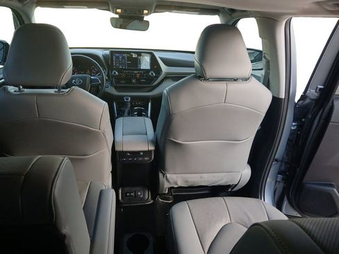Used 2021 Toyota Highlander Limited image 18