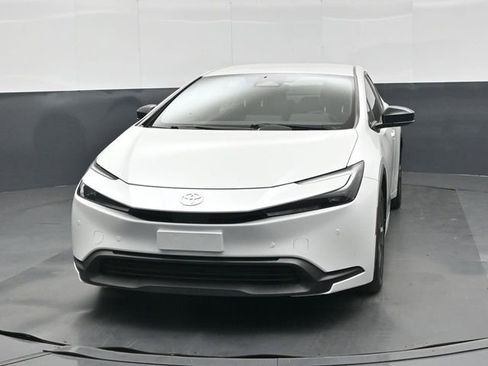 Used 2025 Toyota Prius LE FWD image 8