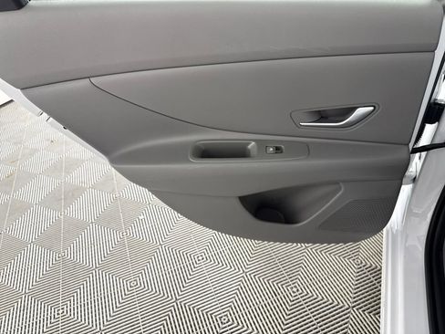 Certified 2024 Hyundai Elantra SE FWD image 14