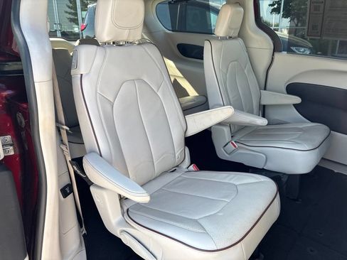 Used 2017 Chrysler Pacifica Limited w/ UConnect Theater Package FWD image 21