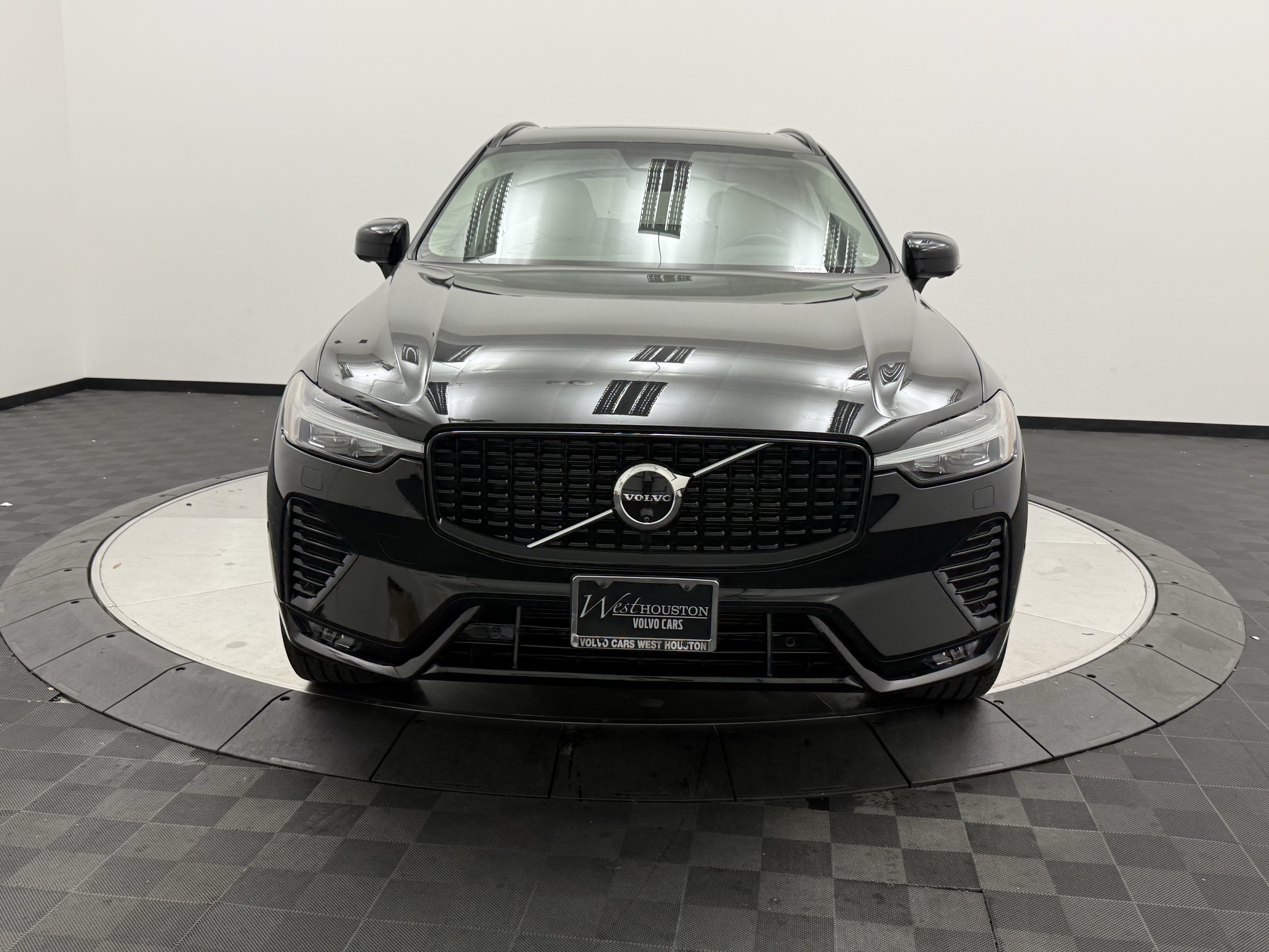 Certified 2024 Volvo XC60 B5 Plus w/ Protection Package Premier AWD/4WD image 2