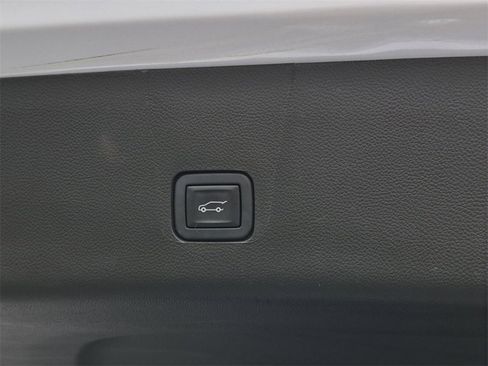 Used 2023 Chevrolet Traverse High Country image 9