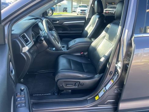 Used 2019 Toyota Highlander XLE FWD image 22