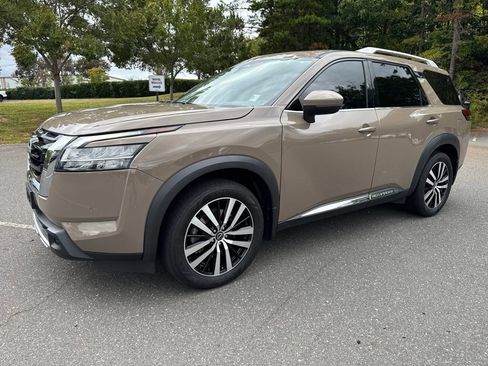 Used 2023 Nissan Pathfinder Platinum image 1