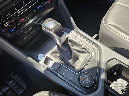 Certified 2024 Volkswagen Tiguan SE AWD/4WD image 16