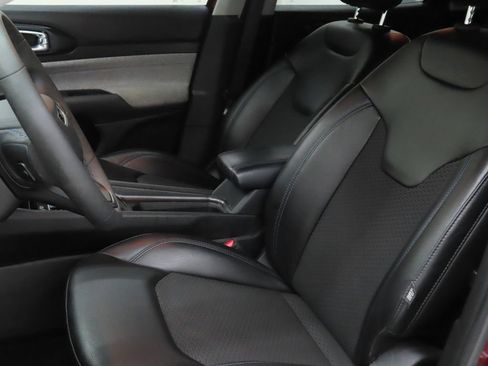 Used 2022 Jeep Compass Latitude AWD/4WD image 9
