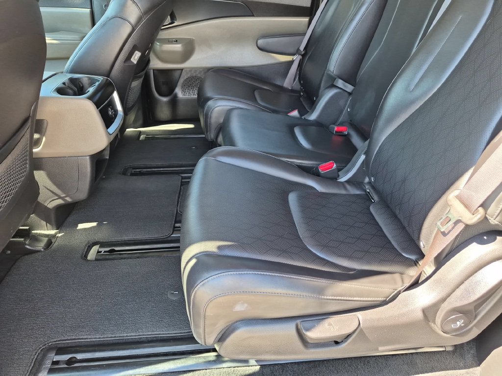 Used 2025 Kia Carnival FWD image 27