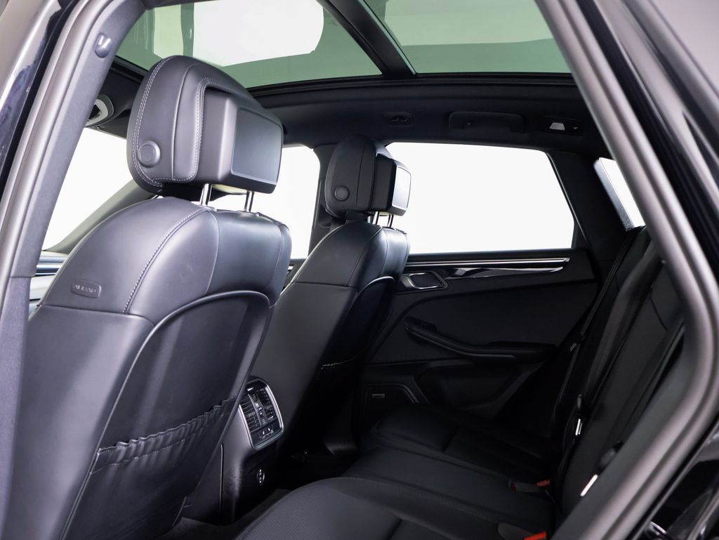 Certified 2024 Porsche Macan AWD/4WD image 7
