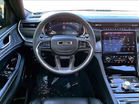 Used 2023 Jeep Grand Cherokee Overland w/ Luxury Tech Group IV AWD/4WD image 5