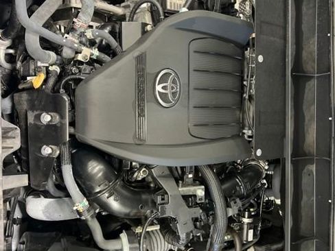 Used 2023 Toyota Highlander XLE AWD/4WD image 2