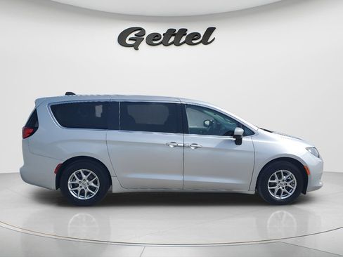 Used 2023 Chrysler Voyager LX FWD image 4