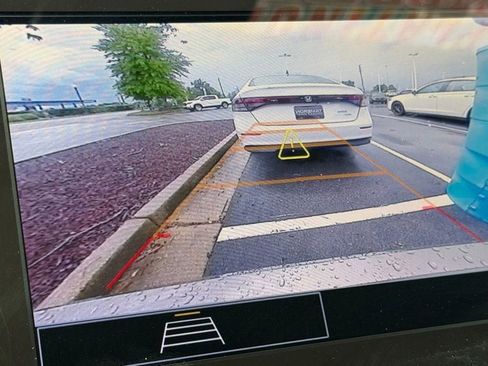 Used 2025 Chevrolet Malibu LT FWD image 21