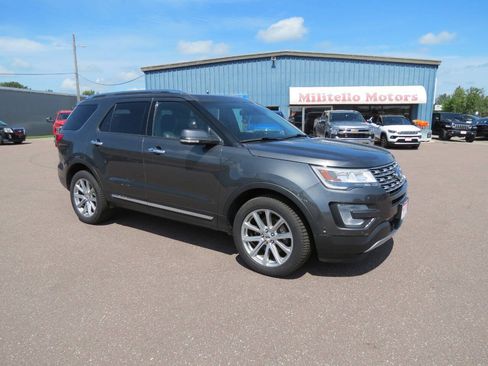 Used 2017 Ford Explorer Limited w/ Equipment Group 301A AWD/4WD image 2