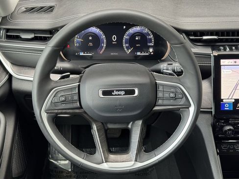 Used 2023 Jeep Grand Cherokee Limited image 18