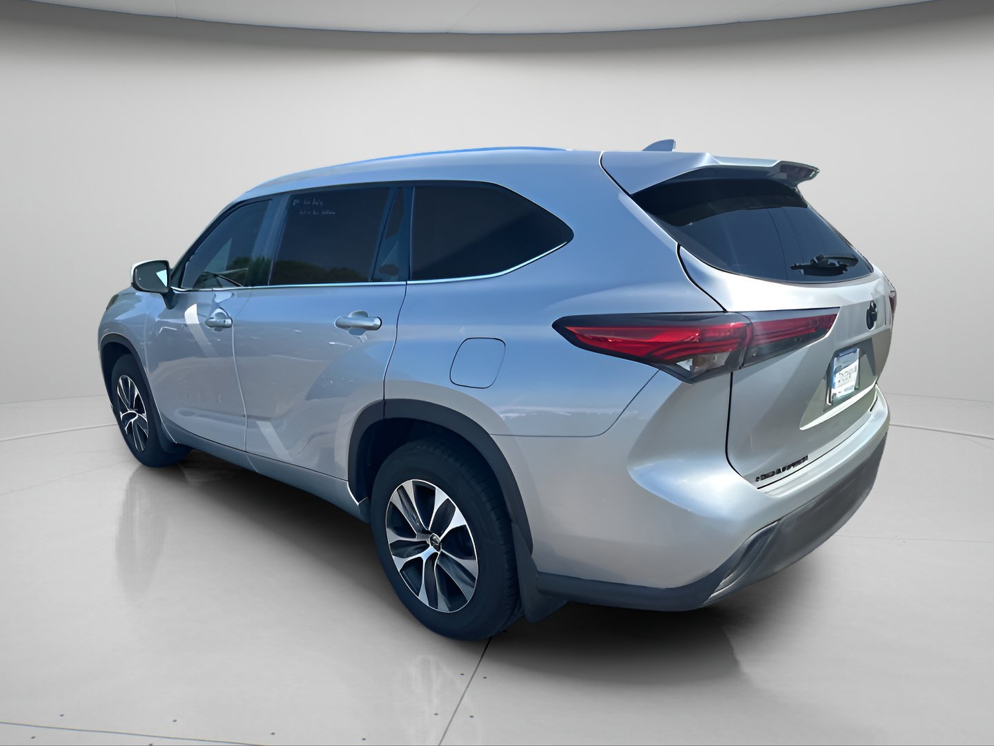 Used 2021 Toyota Highlander XLE AWD/4WD image 8