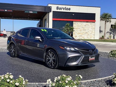 Used 2023 Toyota Camry SE image 3
