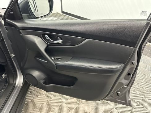 Used 2018 Nissan Rogue SV w/ Premium Package FWD image 16