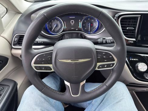 Used 2023 Chrysler Pacifica Touring-L FWD image 38