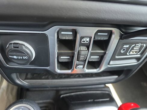 Used 2025 Jeep Wrangler Unlimited Sahara AWD/4WD image 28