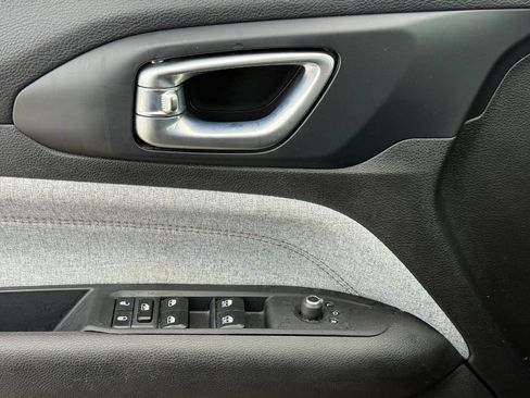 Used 2023 Jeep Compass Latitude image 27