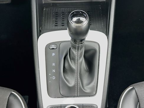 Used 2025 Hyundai Venue Limited FWD image 25