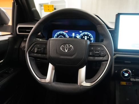 Used 2025 Toyota Tacoma Limited AWD/4WD image 18