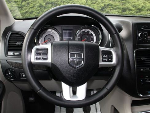 Used 2012 Dodge Grand Caravan Crew FWD image 19