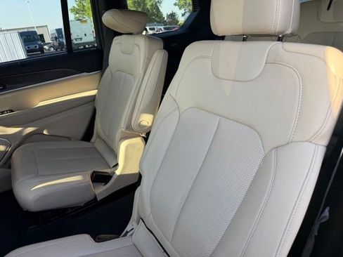 Used 2023 Jeep Grand Cherokee L Limited w/ Luxury Tech Group II AWD/4WD image 10