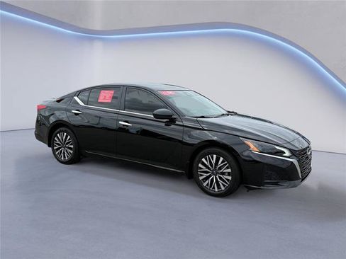 Certified 2025 Nissan Altima 2.5 SV FWD image 1
