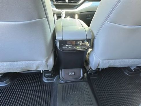 Used 2023 Toyota Highlander XLE AWD/4WD image 29